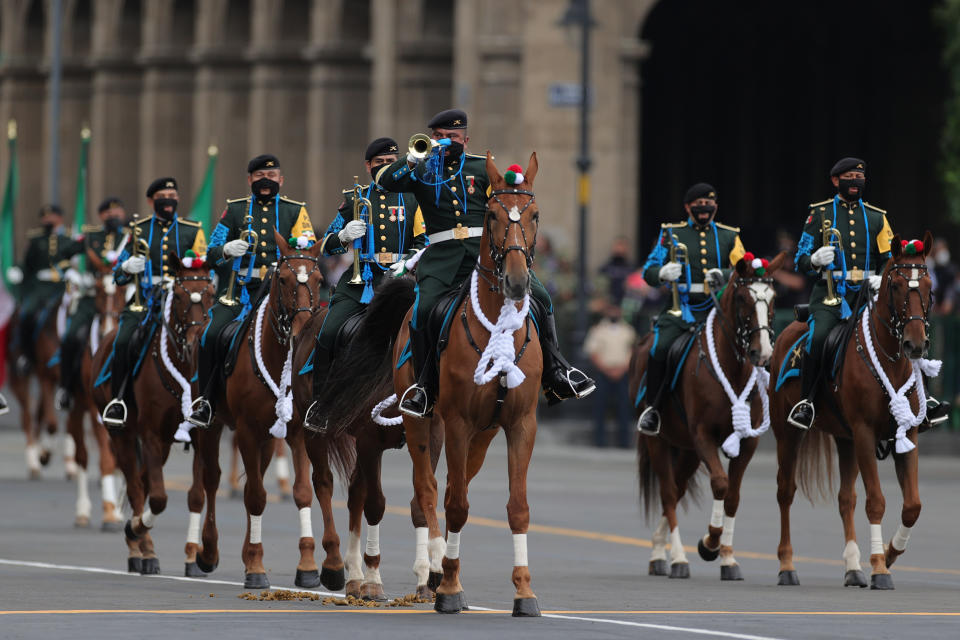 VARIOUS CITIES, MEXICO - SEPTEMBER 16: Soldiers look up towards President Andrés Manuel López Obrador during the Independence Day military parade at Zocalo Square on September 16, 2020 in Various Cities, Mexico. This year El Zocalo remains closed for general public due to coronavirus restrictions. Every September 16 Mexico celebrates the beginning of the revolution uprising of 1810. (Photo by Hector Vivas/Getty Images)