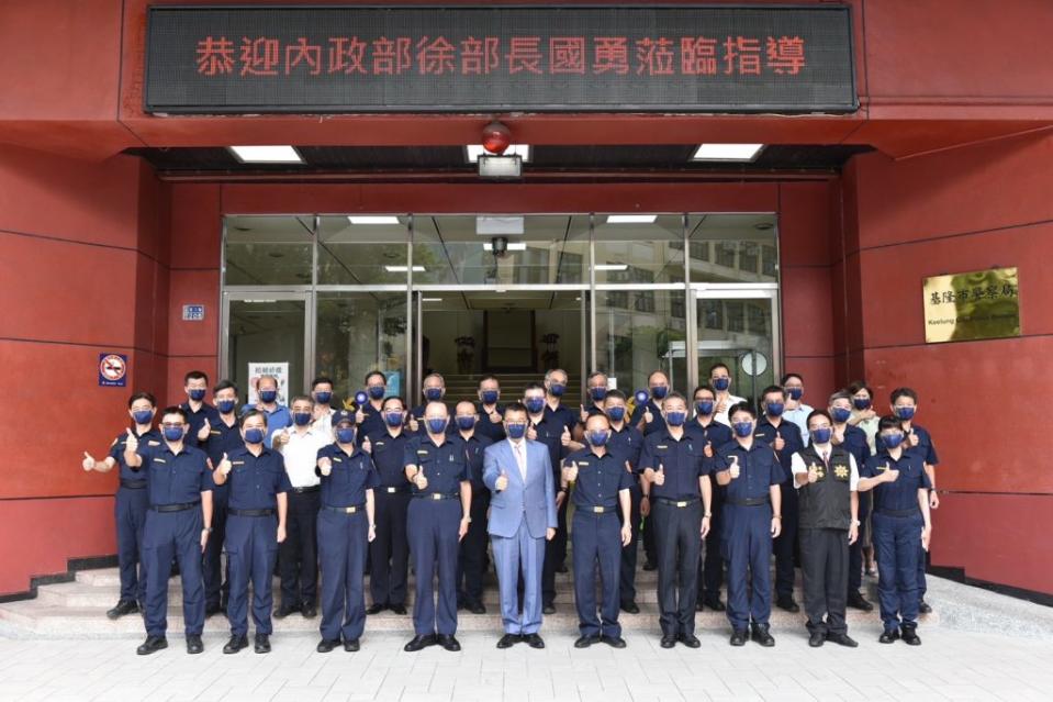 內政部長徐國勇到基隆市警局視察後，跟全體市警局同仁合影。（記者張上耕攝）