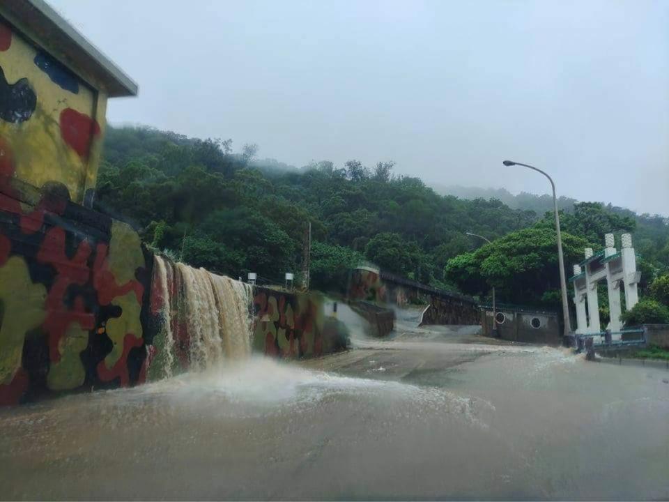 豪雨從軍方營舍沖下來變成瀑布。   圖片攝影/提供：周小馬