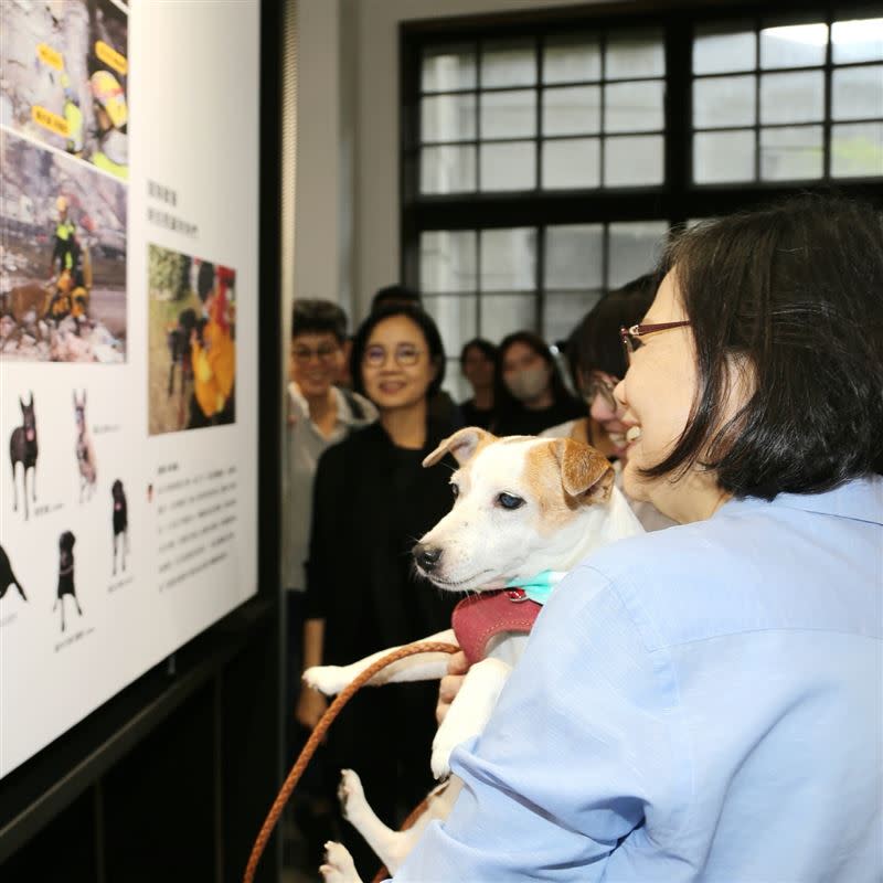 蔡英文與愛犬「樂樂」逛搜救犬特展，並與小朋友互動。（圖／翻攝自蔡英文threads）