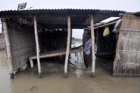 DARRANG,INDIA-JULY 21,2020 :Flood-affected residents attempt to rebuild their damaged huts at Puthimari village in Darrang District of Assam , India - PHOTOGRAPH BY Anuwar Ali Hazarika / Barcroft Studios / Future Publishing (Photo credit should read Anuwar Ali Hazarika/Barcroft Media via Getty Images)