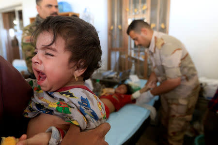 Wounded displaced Iraqi children who fled from clashes get treatment in western Mosul, Iraq, June 3, 2017. REUTERS/Alaa Al-Marjani