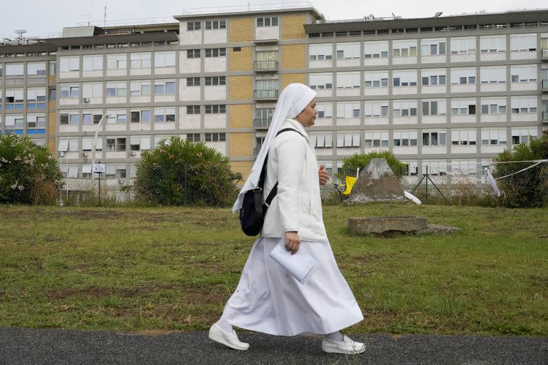 Una monja camina frente al hospital Gemelli