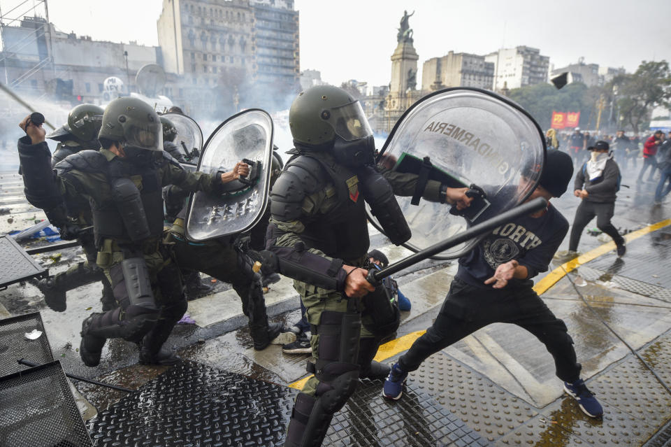 Manifestantes antigubernamentales chocan con la policía frente al Congreso mientras los legisladores debaten proyectos de ley sobre reformas económicas e impositivas propuestos por el presidente Javier Milei, el 12 de junio de 2024, en Buenos Aires, Argentina. (AP Foto/Gustavo Garello)