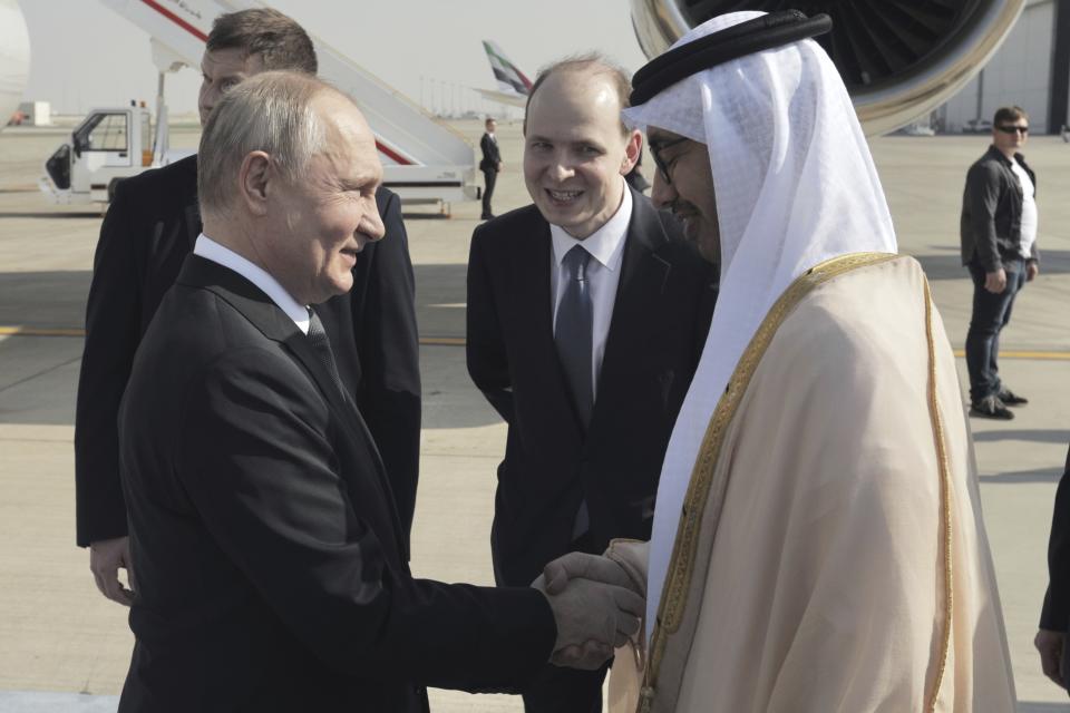 El ministro emiratí de Exteriores, Abdullah bin Zayed Al Nahyan, a la derecha, saluda al presidente de Rusia, Vladímir Putin, a su llegada al aeropuerto internacional de Abu Dabi, Emiratos Árabes Unidos, el miércoles 6 de diciembre de 2023. (Andrei Gordeyev, Sputnik, Kremlin Pool Photo via AP)