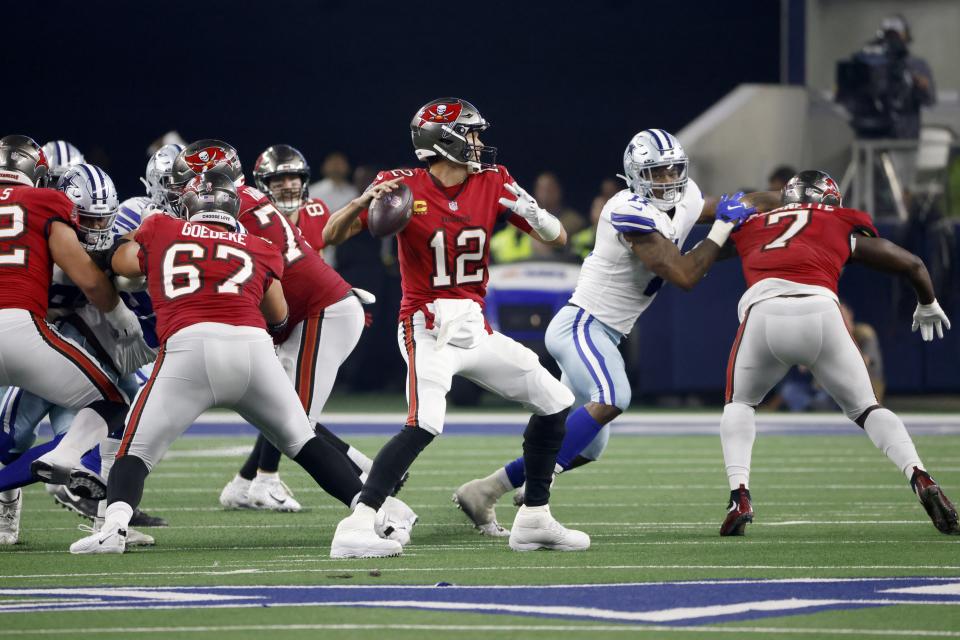 El quarterback de los Buccaneers de Tampa Bay Tom Brady se prepara para lanzar un pase en la segunda mitad del juego ante los Cowboys de Dallas, el domingo 11 de septiembre de 2022, en Arlington, Texas. (AP Foto/Ron Jenkins)