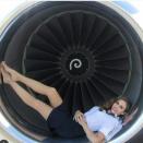 Unter dem Hashtag #crewlife veröffentlichte diese Flugbegleiterin ein sexy Bild von sich in einer Flugzeugturbine. Das Haar sitzt dennoch.