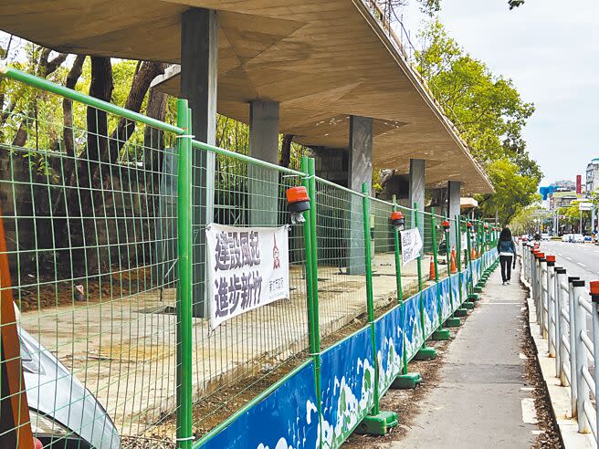新竹市政府攜手清大進行「光復路綠門戶」改善工程，原本預計去年底完工，但近日工程仍在進行中。（王惠慧攝）