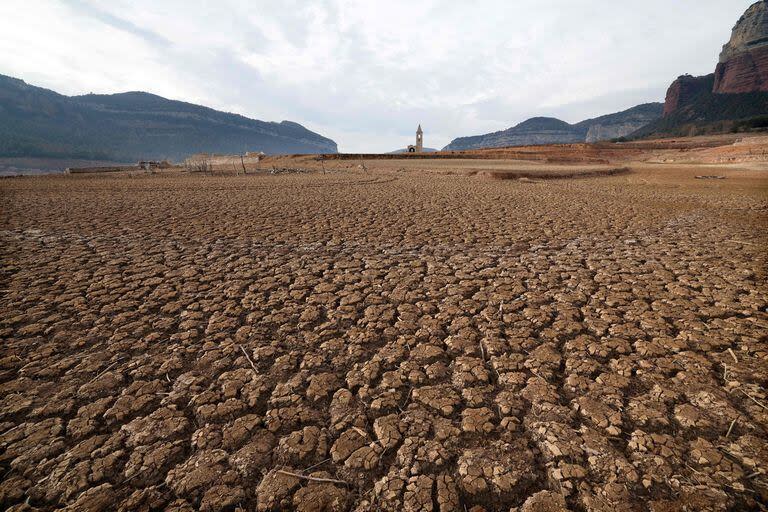 La reserva de Sau, en la provincia de Girona, en Cataluña, sufre el impacto de la sequía. (LLUIS GENE / AFP)