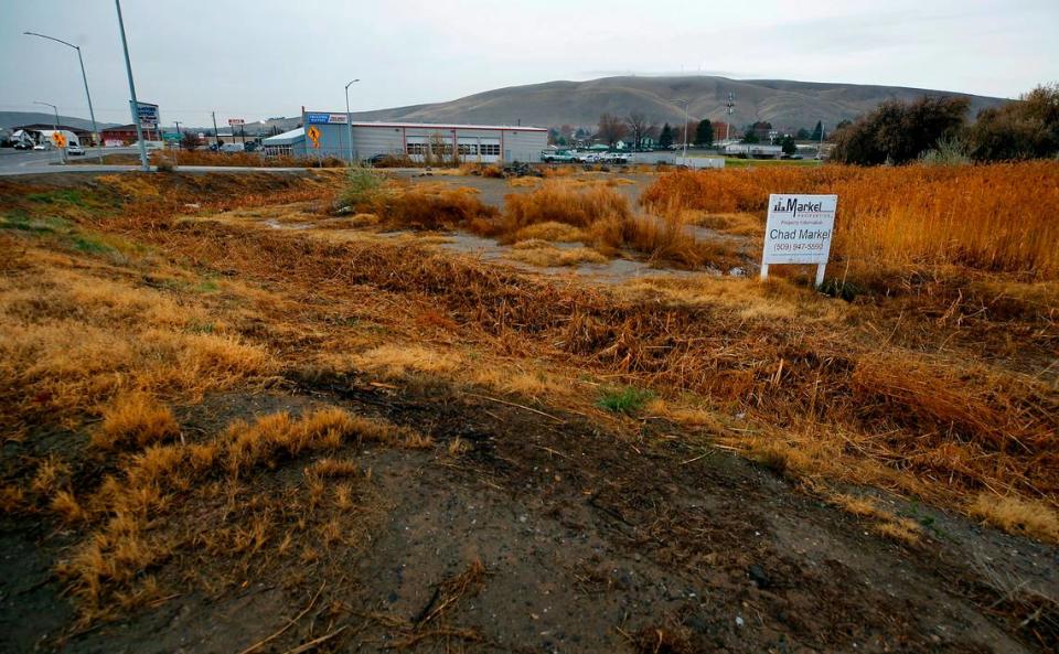 Propery records indicate Surf Thru Express Car Wash recently purchased this parcel of land on Columbia Park Trail in Richland. Bob Brawdy/bbrawdy@tricityherald.com