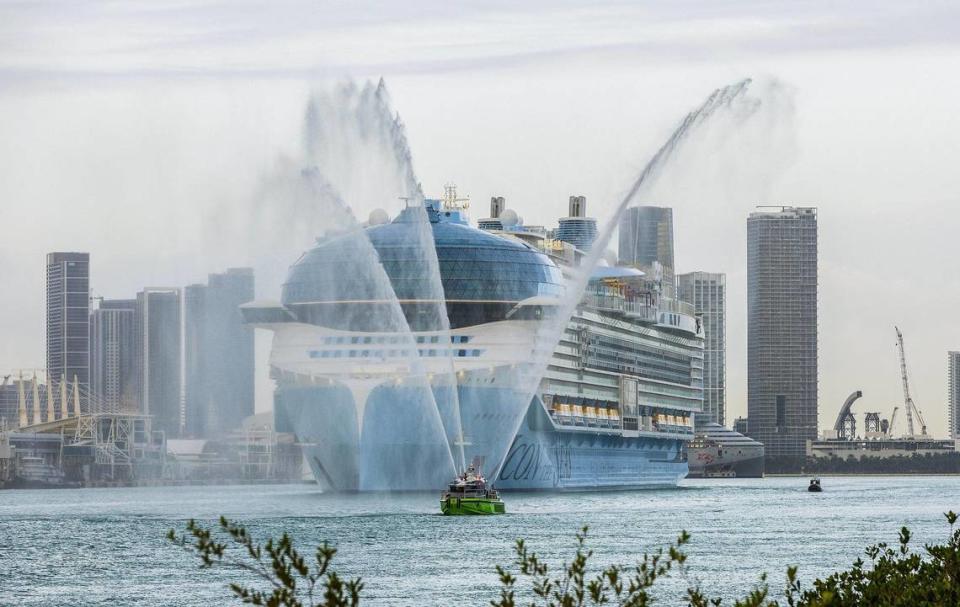 Un barco de bomberos de Miami Dade saluda al Icon of the Seas de Royal Caribbean, el crucero más grande del mundo, mientras se dirige a PortMiami. Pedro Portal/pportal@miamiherald.com