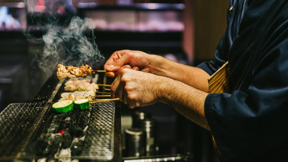 Hombre cocinando.