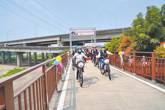 烏日環河自行車道路網沿途風光明媚，台中市觀光旅遊局長韓育琪（右）、市議員吳瓊華（左）搶先踩點。（王文吉攝）