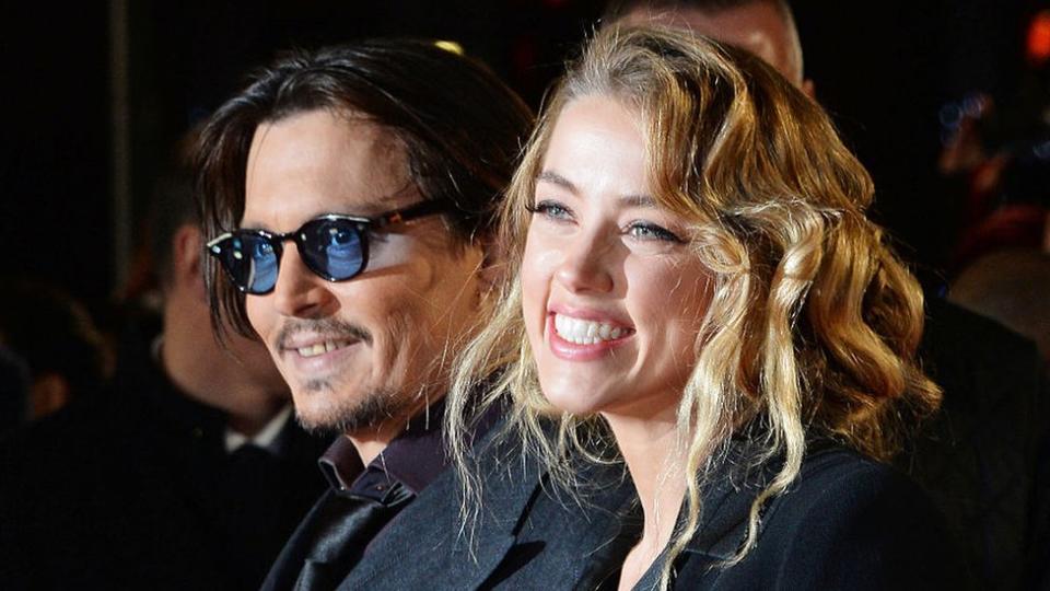 Johnny Depp y Amber Heard sonríen durante el estreno de su película 