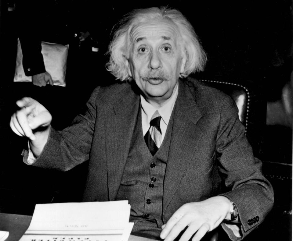  Albert Einstein warnte davor, dass Atomwaffen zum Ende der Menschheit führen könnten. - Copyright: Central Press/Stringer/Getty Images