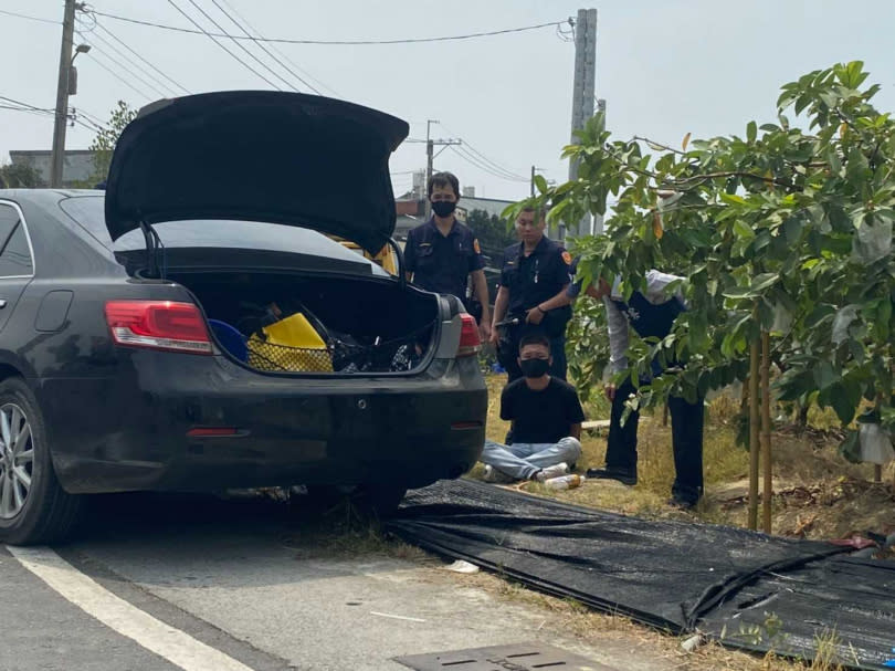 警方在大社區追捕開槍涉案嫌犯，嫌犯在草叢中就逮。（圖／讀者提供）