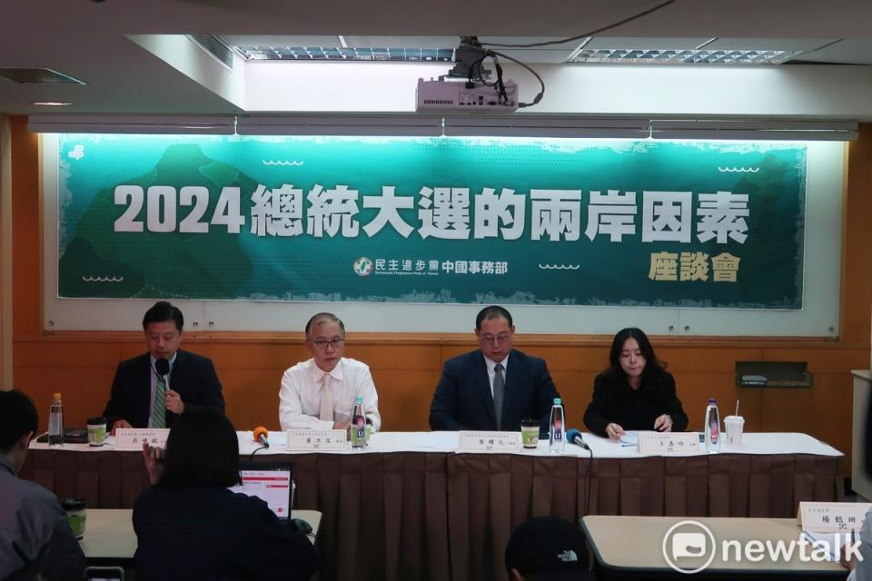 民進黨中國事務部30日在台大校友會館舉行「2024總統大選的兩岸因素」座談會，出席者包括民進黨中國部主任吳峻鋕、中央警察大學公共安全系教授董立文、美國聖湯瑪斯大學國際研究講座教授葉耀元及台大政治系政論組大三學生王嘉吟。（由左至右）   圖：林朝億/攝