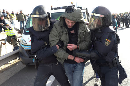 Police detain a striking taxi driver during an attempt to block M40 highway in Madrid, Spain, January 23, 2019. REUTERS/Sergio Perez