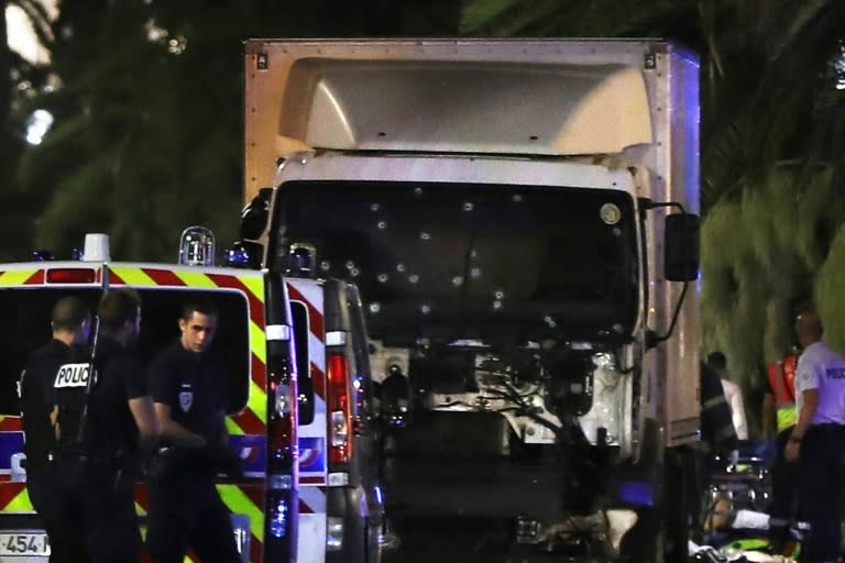 Des policiers entourent le camion à bord duquel l'auteur de l'attentat de Nice a foncé dans la foule sur la Promenade des Anglais, le 14 juillet 2016 (VALERY HACHE)