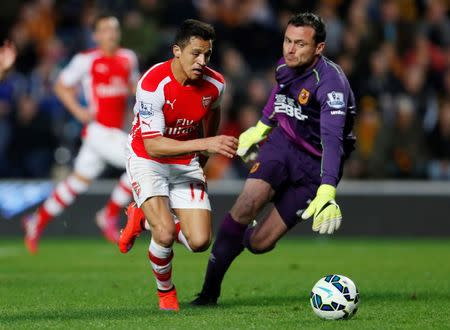 Football - Hull City v Arsenal - Barclays Premier League - The Kingston Communications Stadium - 4/5/15 Alexis Sanchez scores the third goal for Arsenal as Hull's Steve Harper looks on Action Images via Reuters / Lee Smith Livepic
