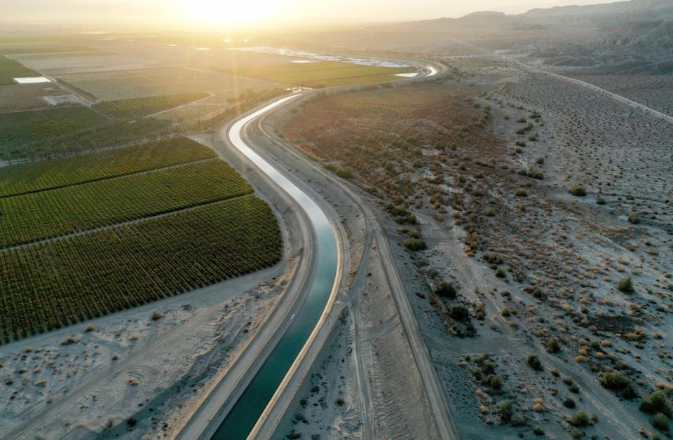 Vista aérea del Canal de Coachella, que pasa junto a los campos agrícolas y el desierto sin desarrollar, cerca de Mecca, California. Más del 97 por ciento de la superficie de California se encuentra en situación de sequía grave, y casi el 60 por ciento en sequía extrema (Getty Images)
