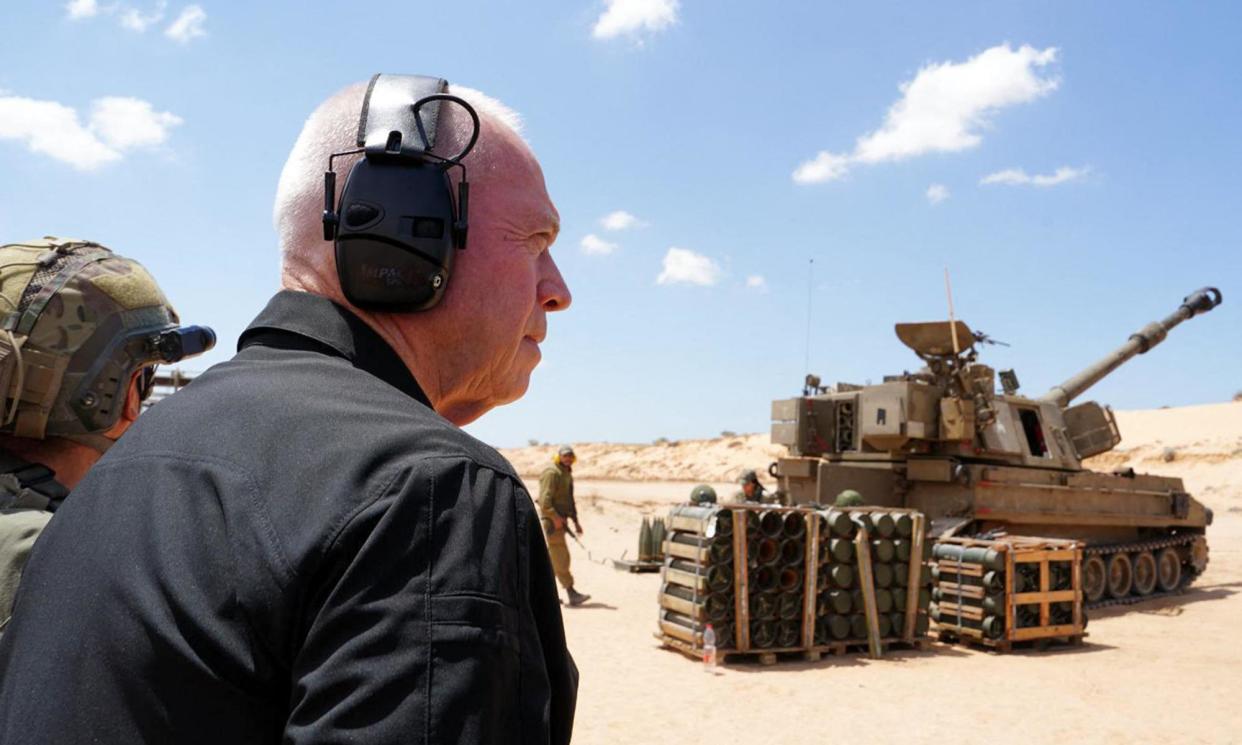 <span>Yoav Gallant visiting an IDF position along the border with the Gaza Strip near Rafah.</span><span>Photograph: Israeli Army/AFP/Getty</span>