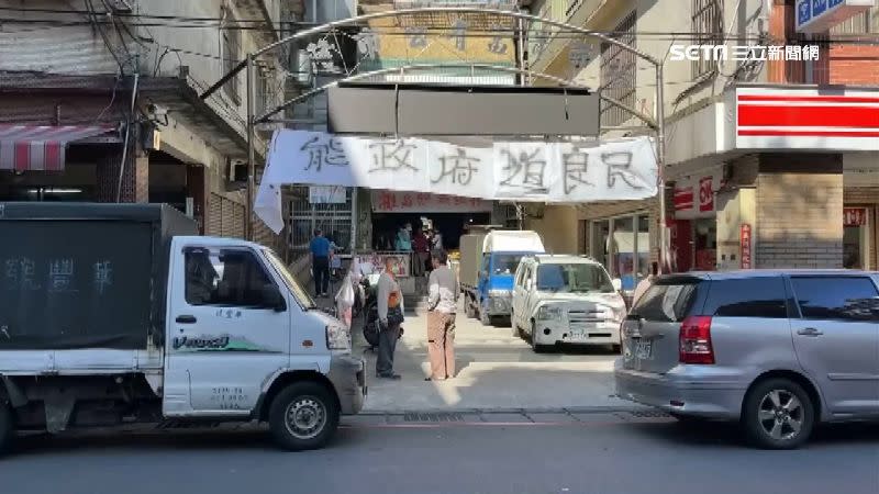 攤商不滿市府強硬作風，於市場掛上布條以示抗議。