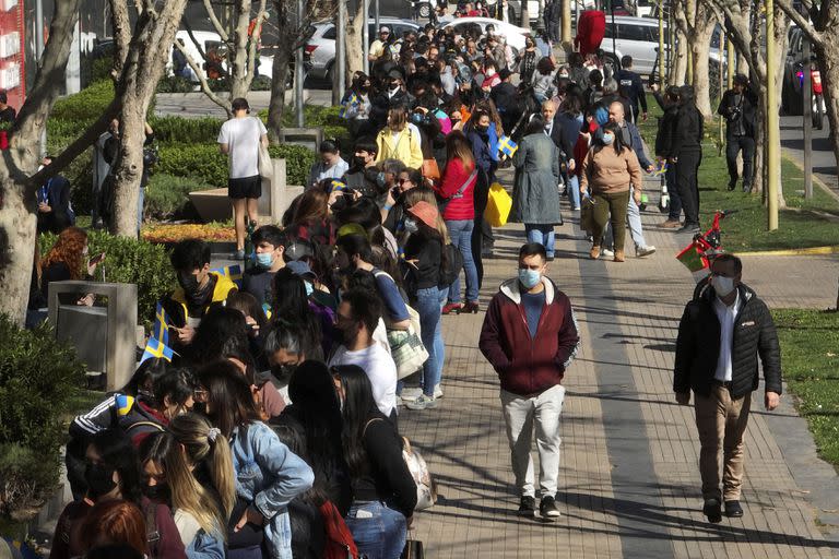 Largas filas para entrar a la tienda de IKEA en Santiago de Chile. (Photo by JAVIER TORRES / AFP)