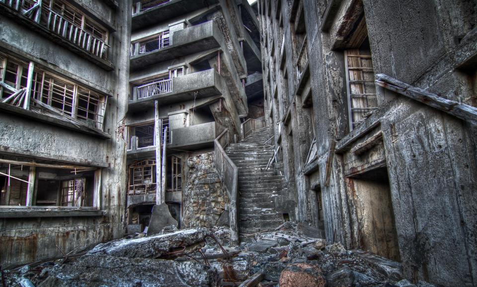 GUNKAJIMA (JAPÓN). Los habitantes de la prefectura de Nagasaki la llaman la 'Isla Fantasma'. Entre 1887 y 1974 tuvo su época de esplendor por la explotación del carbón, pero con el boom del petróleo, las minas del mineral empezaron a ser cerradas. Alcanzó a tener una población de 5.259 personas y allí se construyó el primer edificio de concreto más alto de Japón, con nueve pisos. En 1974 cerró la mina y la isla fue clausurada para siempre. Solo en el 2005 se permitió el desembarco de periodistas en la isla y, desde el 2009, está abierta al público como atracción turística. Jordy Theiller/Wikimedia.Commons