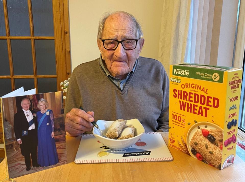 Leonard Howes y su cereal Shredded Wheat (Carol Howes / SWNS)