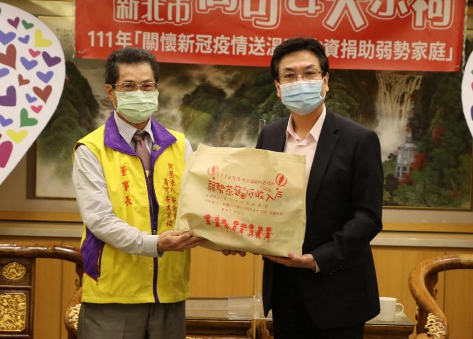 新北市周可安大宗祠董事長周吉雄（左）捐贈三千份民生物資包，由副市長劉和然代表受贈並致謝。　（記者吳瀛洲攝）