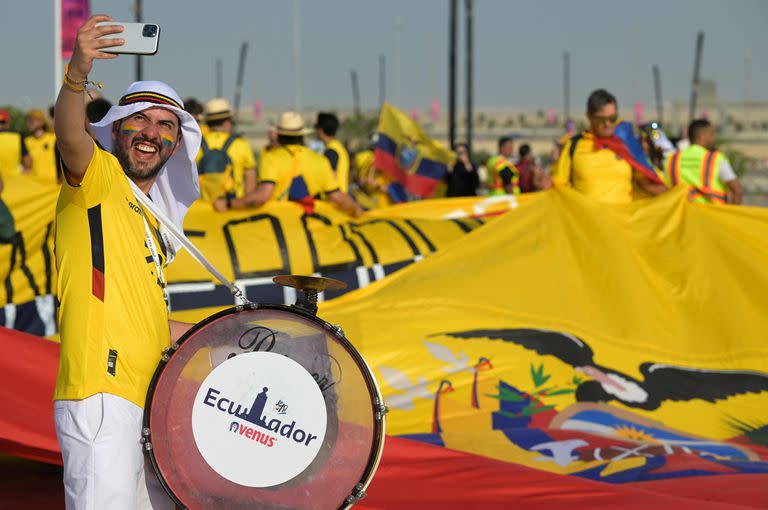 Hinchas de Ecuador hacen fila para entrar al Estadio Al-Bayt para ver el partido inaugural del Mundial Qatar 2022