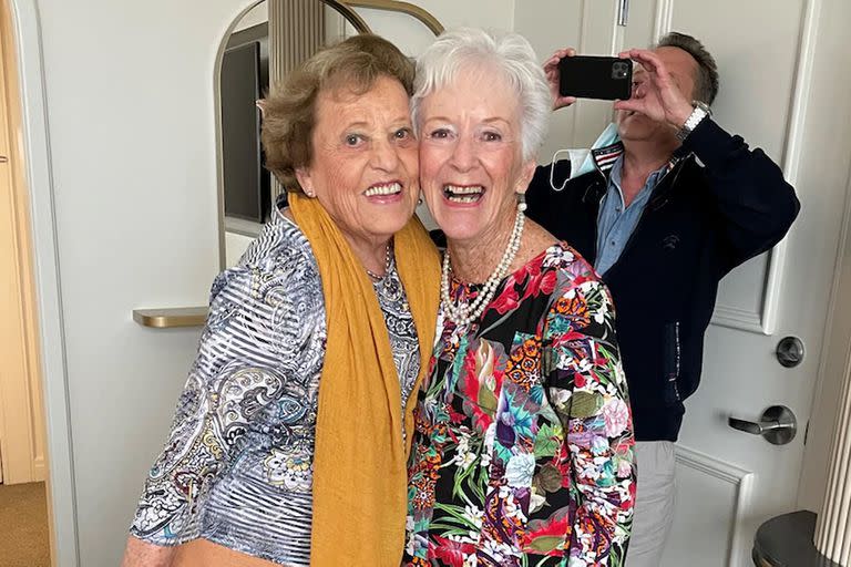 Betty Grebenschikoff, derecha, 91, y Ana María Wahrenberg, 91, en un hotel en St. Petersburg, Florida. Las mujeres, que eran mejores amigas de la infancia en Berlín antes del Holocausto, no se habían visto desde 1939, cuando sus familias  se vieron obligadas a huir del país y los nazis