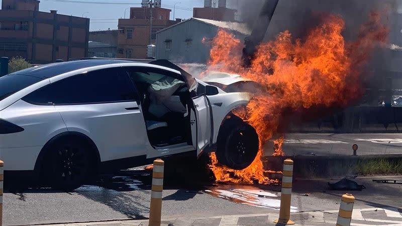 林志穎日前駕車自撞分隔島。（圖／翻攝畫面）