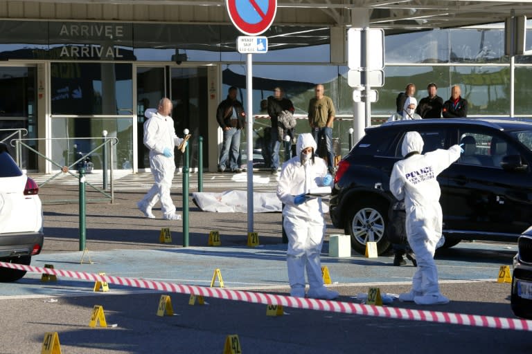 Des membres de la police scientifique près du corps d'Antoine Quilichini tué lors d'une fusillade devant l'aéroport de Bastia, le 5 décembre 2017 en Corse (PASCAL POCHARD-CASABIANCA)