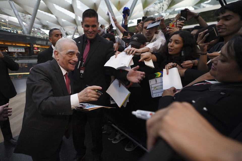 El director y productor Martin Scorsese firma autógrafos en la alfombra roja de su película "Killers of the Flower Moon", en la Ciudad de México, el 11 de octubre de 2023. (Foto AP /Marco Ugarte)