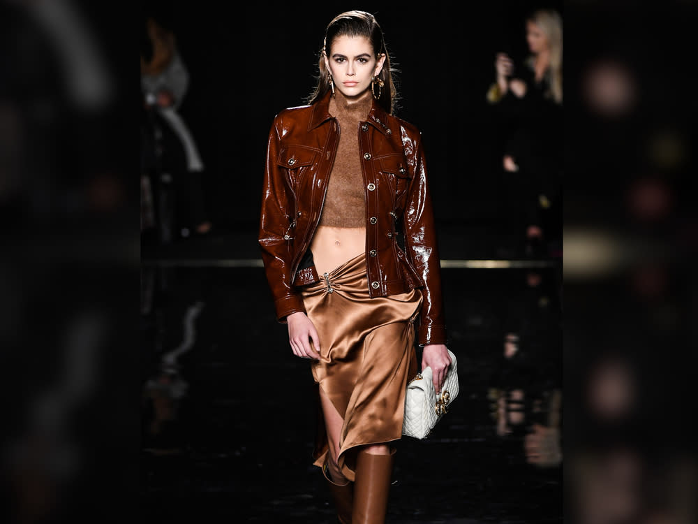 Model Kaia Gerber präsentiert im angesagten Herbst-Trend 2019: Leder (Bild: FashionStock.com/Shutterstock.com)