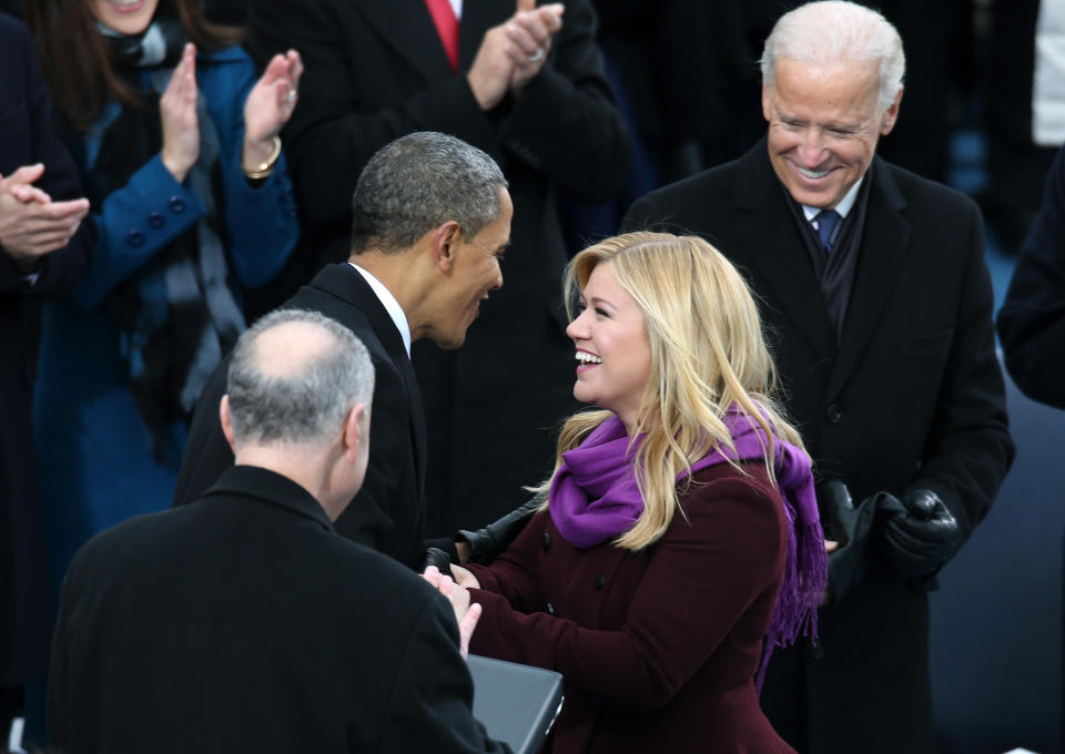 Kelly Clarkson saluda al Presidente Barack Obama tras cantar en la toma de posesión el lunes 21 de enero, 2013, en Washington, DC.  