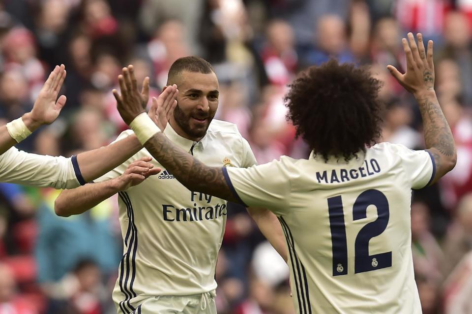 El jugador de Real Madrid, Karim Benzema, izquierda, festeja con su compeñero Marcelo tras anotar un gol contra Athletic de Bilbao en la liga española el sábado, 18 de marzo de 2017, en Bilbao, España. (AP Photo/Alvaro Barrietos)