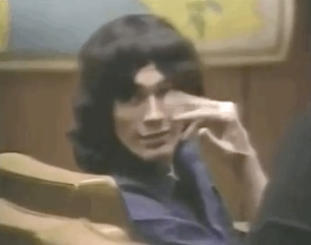 Richard Ramirez waving in court