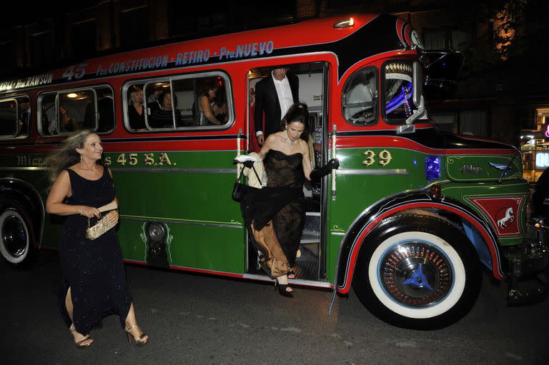 Los invitados arriban a la ceremonia en un colectivo con estilo fileteado