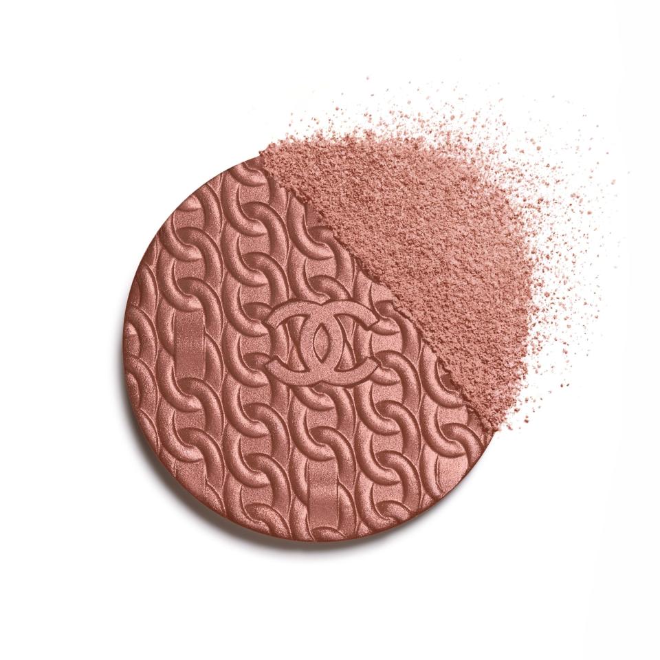 8) LES CHAÎNES DE CHANEL Illuminating Blush Powder