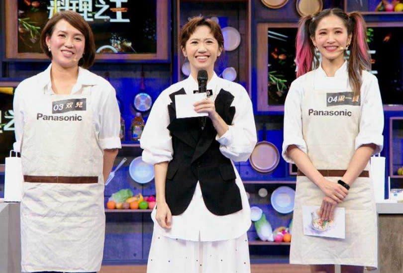 粵菜菜系指定的料理是有名的「大良炒鮮奶」，由歌手梁一貞(右一)和張克帆的老婆双兒(左一)進行PK。（圖／量子娛樂製作提供）
