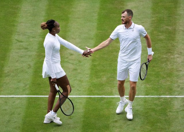 Venus Williams and Jamie Murray celebrate a point 