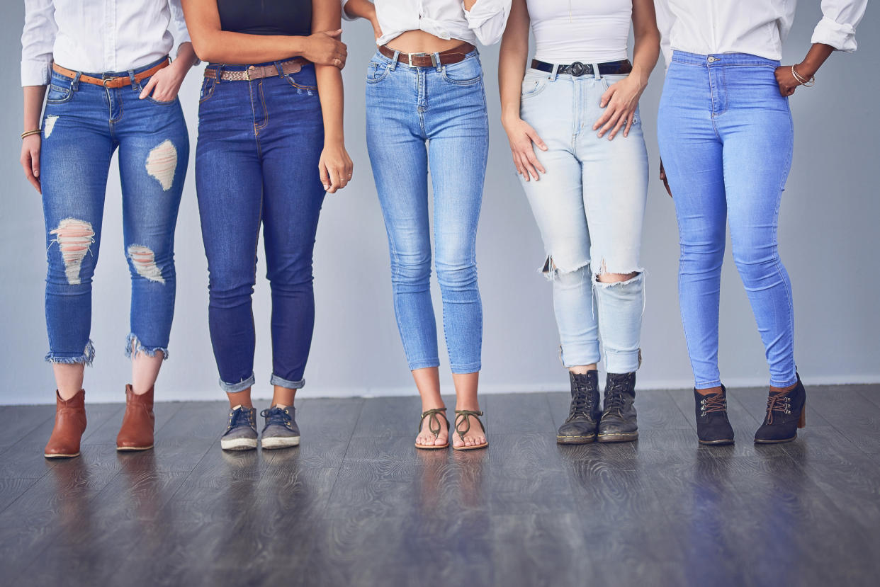 Existen muchos cortes de jeans diferentes y todos tienen un efecto en tu silueta. Foto: Getty Images. 