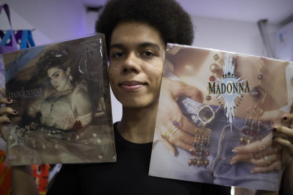 Joao Pedro, de 19 años, muestra vinilos de Madonna recién comprados a un vendedor callejero en Río de Janeiro, Brasil, el jueves 2 de mayo de 2024. Madonna se presentó en concierto en la playa de Copacabana el sábado. (Foto AP/Bruna Prado)