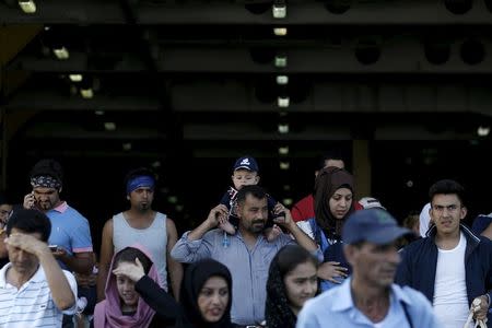 Refugees and migrants arrive onboard the Eleftherios Venizelos passenger ship at the port of Piraeus, near Athens, Greece September 8, 2015. REUTERS/Alkis Konstantinidis