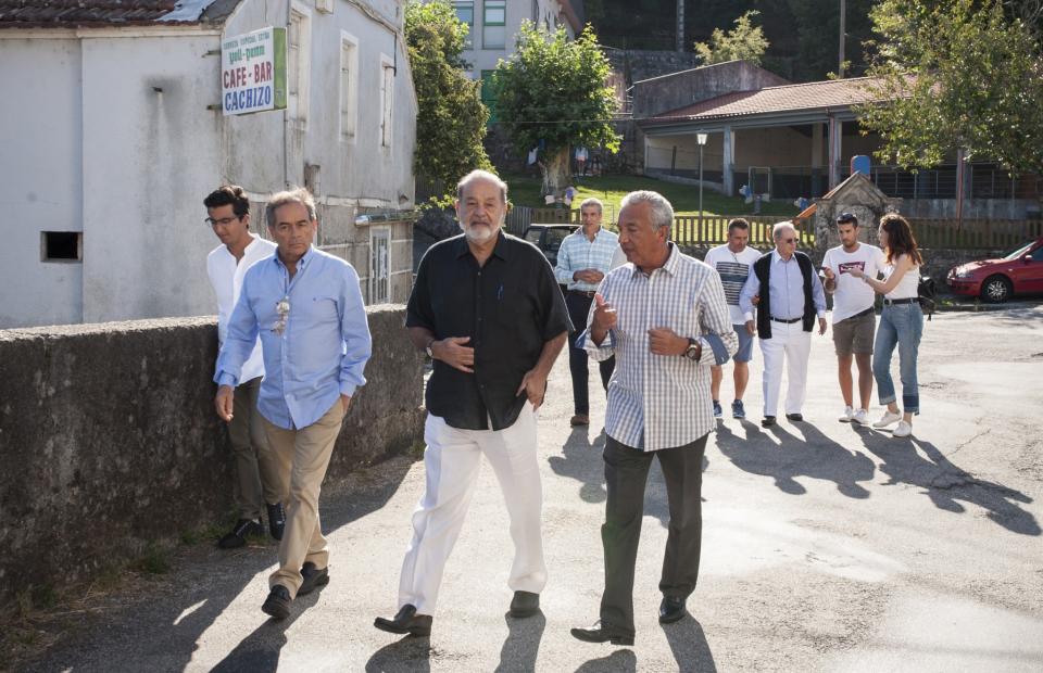 GRA240. AVIÓN (OURENSE), 01/08/2017.- El empresario mexicano Carlos Slim (3i), el sexto hombre más rico del mundo, acompañado del notario Daniel Goñi (2i), durante un paseo hoy por las calles de la localidad de Avión (Ourense), donde pasa unos días de vacaciones invitado un año más por el empresario Olegario Vázquez Raña (3d, atrás). EFE/Brais Lorenzo