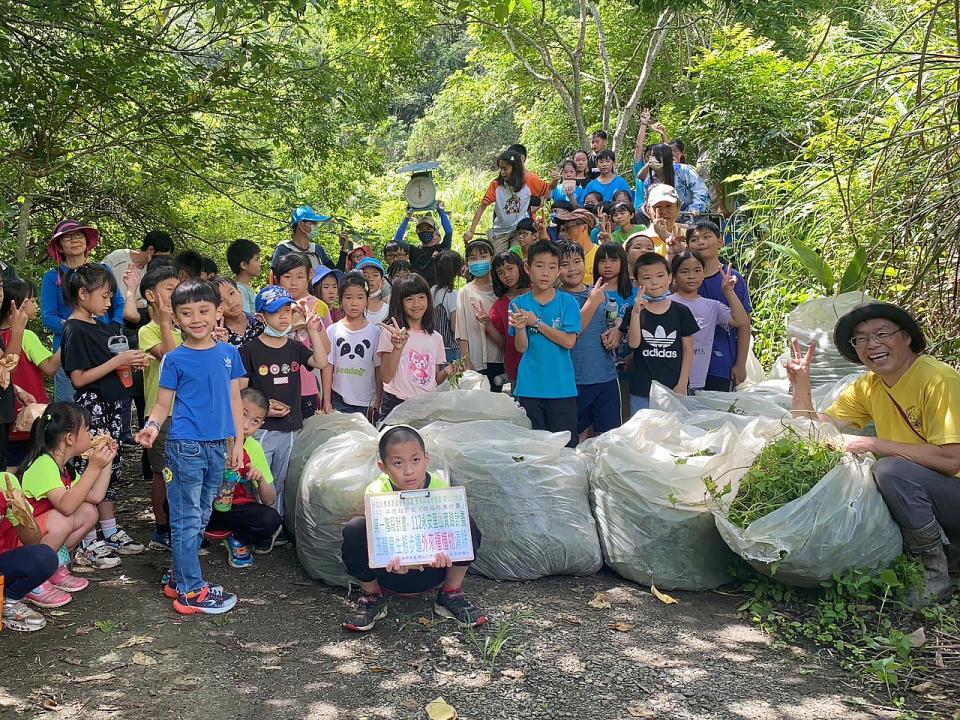 台東鹿野永安社區總動員，一小時共剷除約二四一公斤的小花蔓澤蘭。（記者鄭錦晴翻攝）