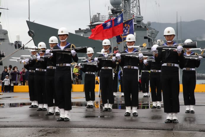 海軍官校學生海軍儀隊11日在蘇澳港進行演出，獲得民眾一致的喝彩。（軍聞社記者莊家宏攝）